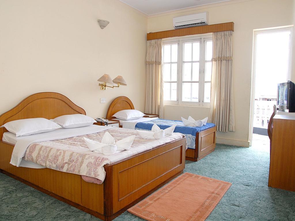 Hotel Blue Heaven Pokhara Extérieur photo